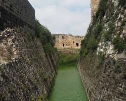 It is an admirable piece of architecture. It became a fully developed concentric castle following an expansion in the 13th century. It has a 16-feet t